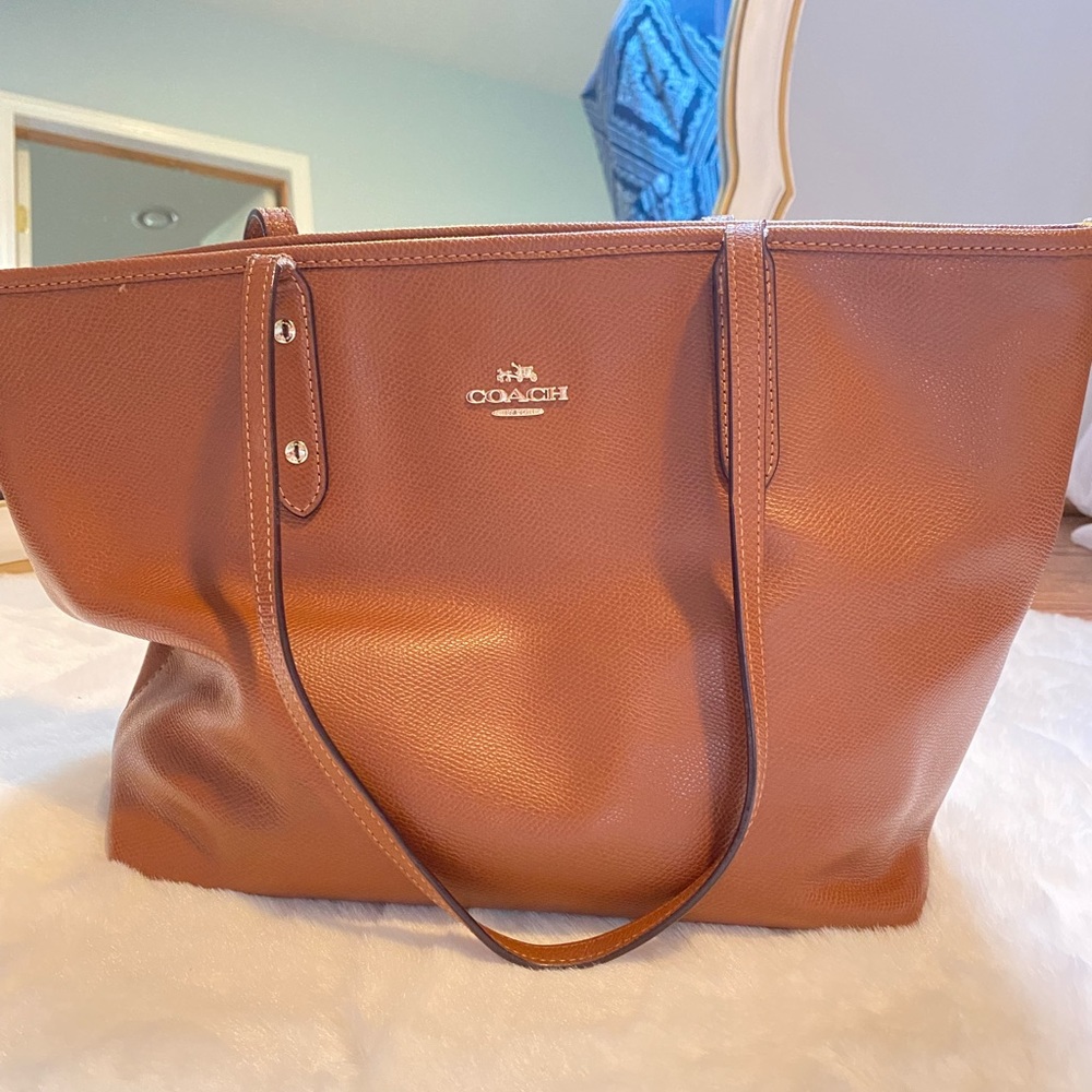 Coach city zip Tote in crossgrain leather